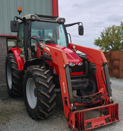 2017. MF 5713 SL C/W 940 LOADER