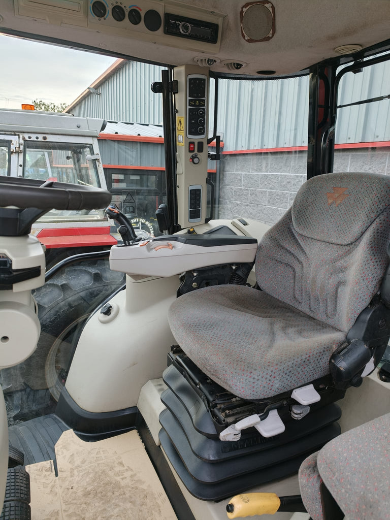 2017. MF 5713 SL C/W 940 LOADER