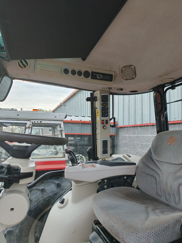2017. MF 5713 SL C/W 940 LOADER